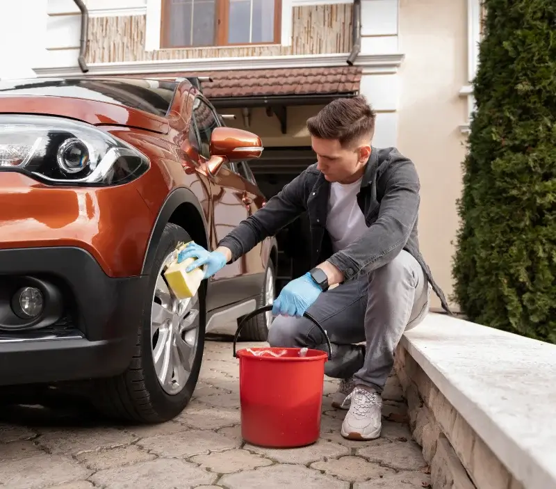 Lavage auto à domicile Saint-Yaguen : professionnel intervenant sur un véhicule
